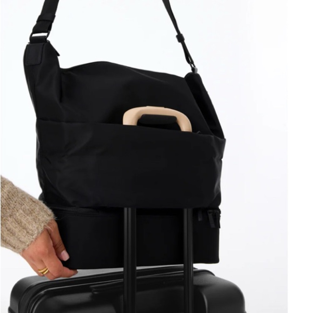 BEIS Sleek Black Crossbody Bag - Picture 10 of 13